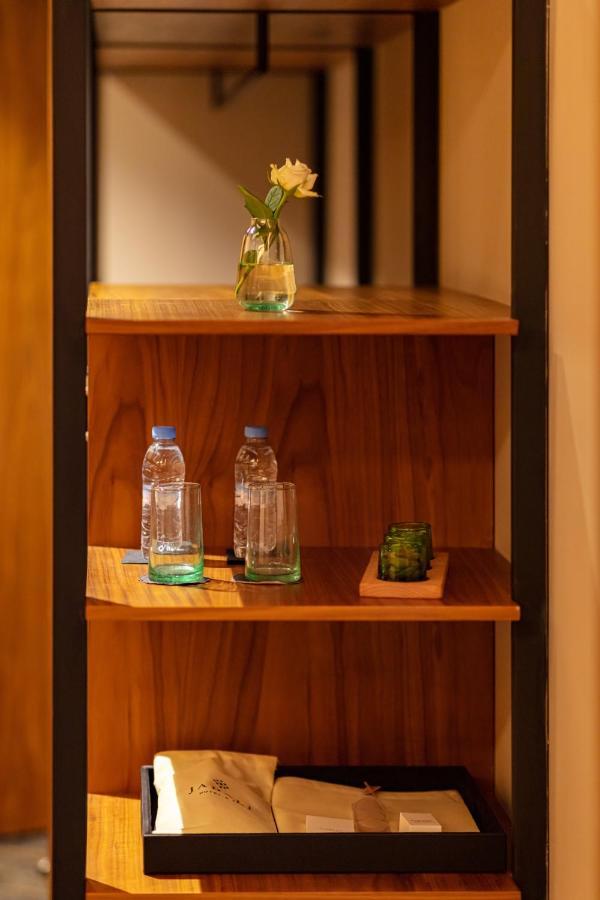 Hotel Jadali & Spa 마라케시 외부 사진 Bottled water in a hotel room