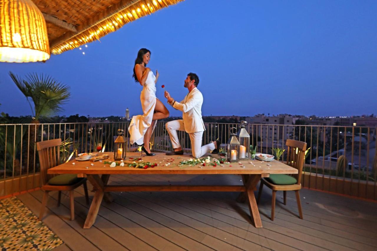 Hotel Jadali & Spa 마라케시 외부 사진 A man proposing to a woman